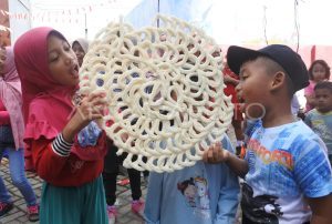 lomba makan kerupuk 17 agustus