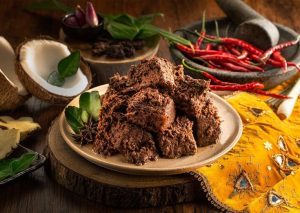Rendang daging sapi autentik Minang yang dimasak hingga bumbu menghitam